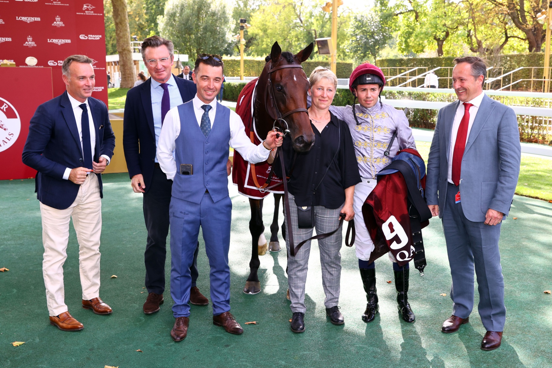 L'équipe autour du cheval après la victoire