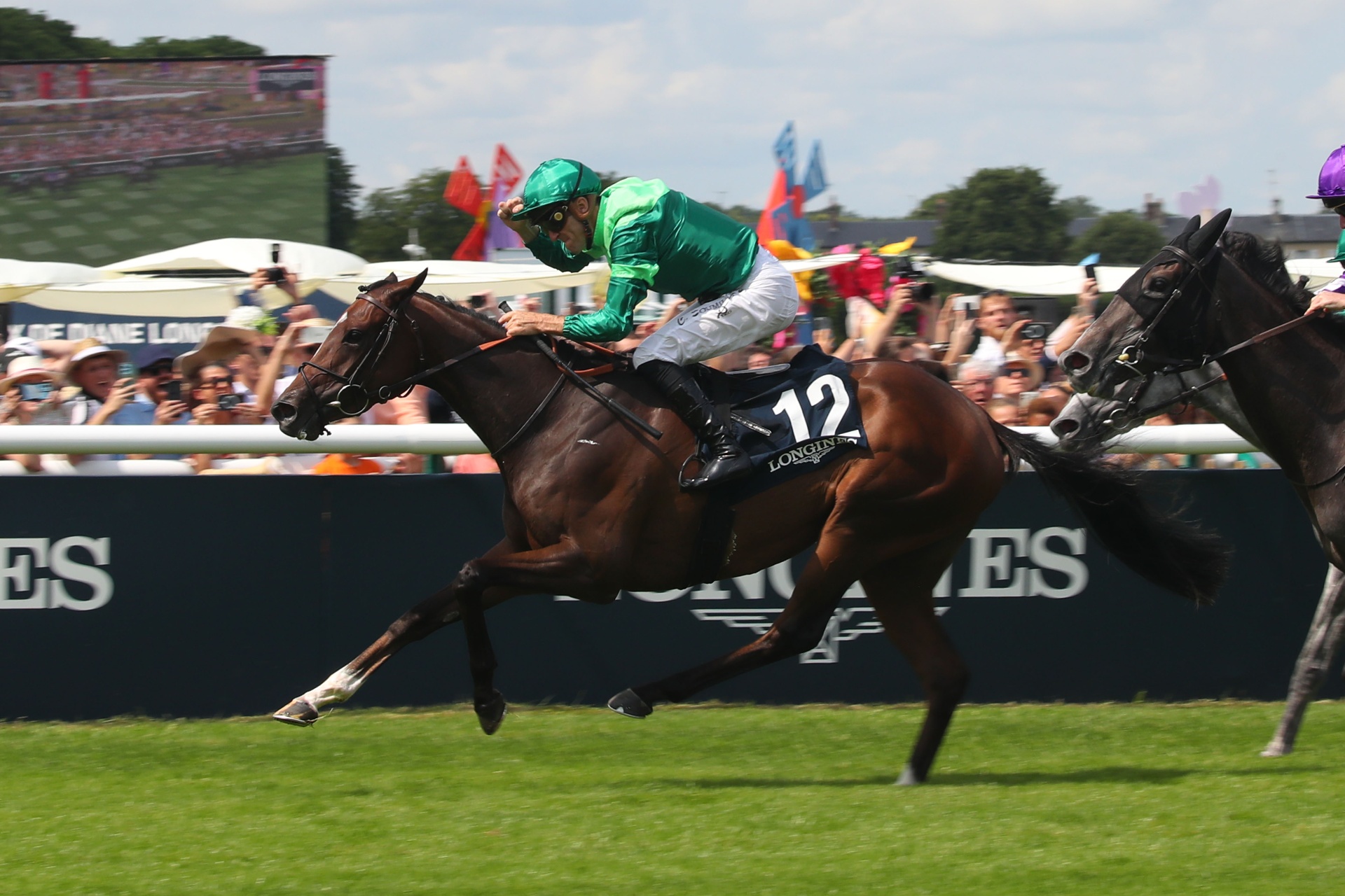 Gezora, pouliche bai foncé, victoire au Prix de Diane à Chantilly