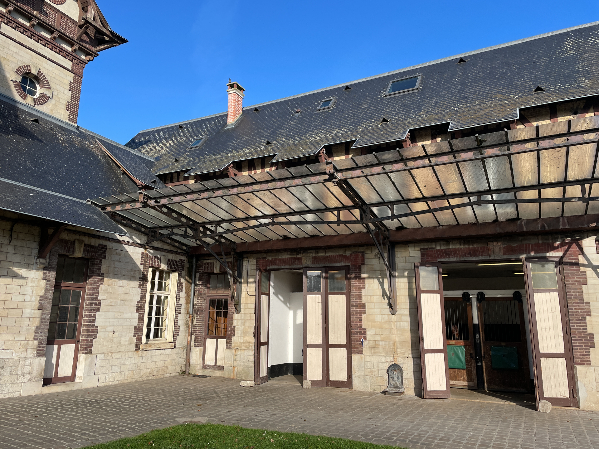 Chemin des Aigles — paddocks et marcheurs